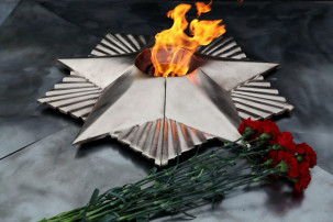 Возложение цветов к мемориалу Вечный огонь Возложение цветов к мемориалу Вечный огонь.