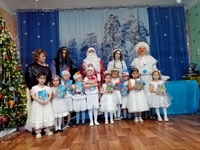 Новогодний утренник средняя группа Новогодний утренник средняя группа.