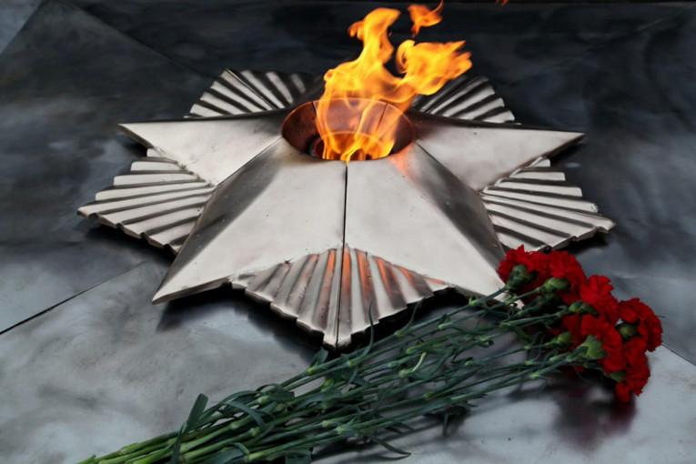 Возложение цветов к мемориалу Вечный огонь Возложение цветов к мемориалу Вечный огонь.